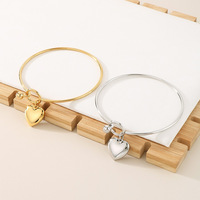 Brazalete Intercambiable con Cierre de Mosquetón y Dije de Corazón con Baño PVD, de Acero Inoxidable, Impermeable e Hipoalergénico