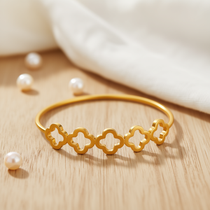 Bracciale a Polsino Angelina in Acciaio Inossidabile Placcato Oro con Design Floreale Traforato, Gioiello di Moda per Donna, Idea Regalo - Product Image 2