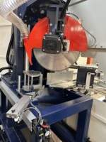 Centre d'usinage CNC entièrement automatique pour le chargement, le perçage, le fraisage, la découpe et le traçage pour la fabrication de fenêtres en aluminium