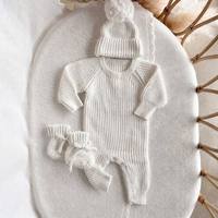 Conjunto de Ropa de Punto de Primera Calidad para Bebé de 3 Piezas, Mono Blanco Sólido, Gorro, Calcetines y Zapatos, Ropa Suave para Otoño e Invierno para Niños y Niñas