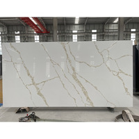 Pierre de quartz artificielle Calacatta blanche de Guangzhou, dalle de quartz chinoise, plan de travail en quartz préfabriqué