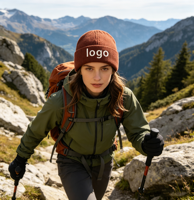 Bonnet en tricot côtelé vierge en gros avec logo brodé personnalisé, bonnet d'hiver en acrylique rouge brique uni à revers