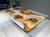 Table de conférence de luxe en résine époxy transparente sur mesure avec plateau en bois de noyer massif et bord naturel, idéale pour bureau et restaurant