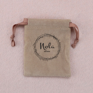 Petit sac cadeau en velours pour Noël, pochette à bijoux en daim avec cordon de serrage et logo personnalisé pour ranger les bagues et les boucles d'oreilles - Product Image 3