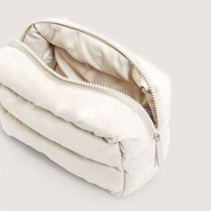 Sac de Maquillage Matelassé en Toile de Polyester Durable avec Fermeture Éclair, Personnalisable avec Logo, Doux et Luxueux, pour Cosmétiques et Houppettes – Vente en Gros - Product Image 2