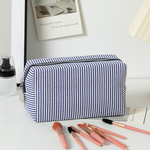 Bolsa de Cosméticos MKW6097 Listrada de Grande Capacidade com Logotipo Personalizado, Organizador de Maquiagem Macio em Tecido de Poliéster, Bolsa de Viagem para Artigos de Higiene Pessoal para Mulheres - Product Image 4