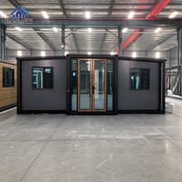 Maison modulaire extensible à double aile de 20, 30 ou 40 pieds avec porte d'entrée centrale en verre pour maison-conteneur de jardin