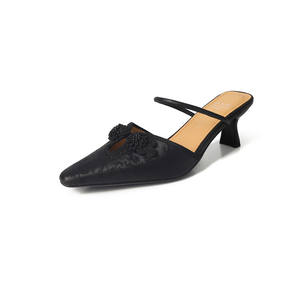 Chaussures pour femmes en cuir pleine fleur à talons hauts et de couleur unie, portées avec un foulard, sont des pantoufles élégantes, décontractées et à la mode. - Product Image 1