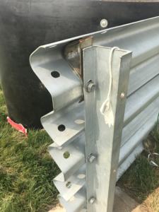 Barrière de sécurité routière pour autoroute, conception personnalisée de haute qualité, poutre en W, réflecteur de qualité diamant, conforme à la norme ASTM M50 pour les impacts - Product Image 2