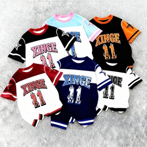 โรงงาน OEM ขายส่งเสื้อฟุตบอลออกแบบโลโก้ทีมตามสั่ง เสื้อผ้ากีฬา เสื้อยืดทรงบ็อกซี่สำหรับกีฬาในมหาวิทยาลัย ออกกำลังกาย ฝึกซ้อม แบบยูนิเซ็กส์ - Product Image 1