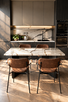 Table à manger rectangulaire moderne en marbre beige avec pieds en métal, plateau imperméable et écologique pour les salles à manger d'hôtels et de villas