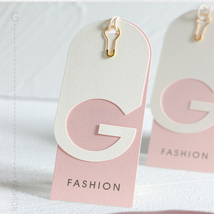 Etiqueta colgante de papel phụ kiện may mặc nhà máy tùy chỉnh hangtag dập nổi logo trắng mờ giấy quần áo treo tag - Product Image 3