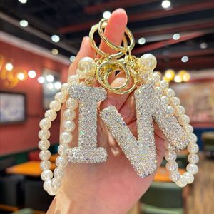 Llavero popular con 26 letras inglesas con diamantes, cadena de perlas creativa de alta gama con incrustaciones de diamantes, colgante para bolso de mujer con un toque elegante. - Product Image 4