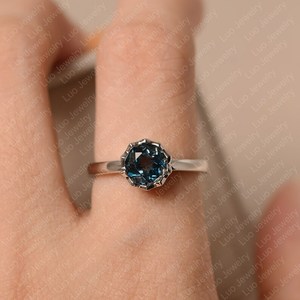 London Blue Topaz Solitaire Fine Bague de fiançailles pour femme avec coupe ronde en argent sterling - Product Image 3