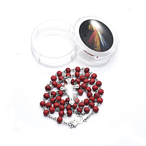 Collier de prière en perles de bois parfumées à la rose, perles rouges de 6 mm avec croix et boîte, accessoire de cérémonie religieuse unisexe - Product Image 3