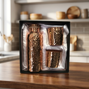 Ensemble cadeau de bouteille d'eau en cuivre martelé avec tasses en cuivre et couvercle – Vaisselle artisanale écologique pour la maison – Artisanat indien - Product Image 1