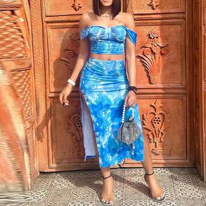 ชุดเซ็ต 2 ชิ้น เสื้อครอปเปิดไหล่พิมพ์ลาย กระโปรงผ่าข้าง แฟชั่นขายดี - Product Image 1