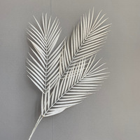 Branche de feuille de palmier en plastique artificiel trois fourchettes Madagascar Palm Greenery pour mariage Noël Pâques décoration de plafond intérieur