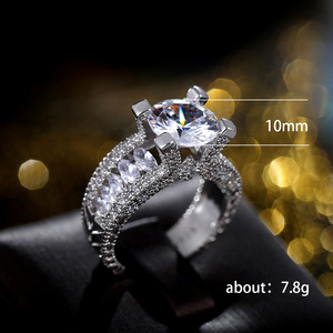 Elegante Anello di Fidanzamento Classico Solitario per Donne, Gioiello in Ottone con Diamante Sintetico Scintillante, Idea Regalo - Product Image 5