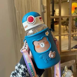 Bouteille d'eau en plastique portable décontractée avec sangle et autocollant 3D, pour enfants, à boire directement, vente en gros - Product Image 4