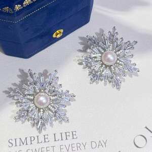 Broches de Perlas de Agua Dulce con Diseño de Copo de Nieve de Invierno de Alta Calidad, Joyería de Moda con Diseño de Flor para el Pecho, Venta al por Mayor y al Detal - Product Image 1