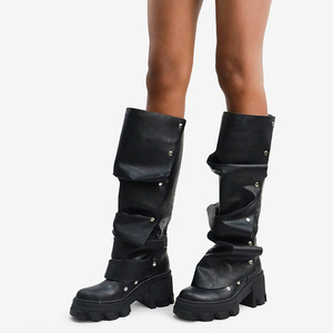 Botas altas de mujer con remaches metálicos, parte superior plisada, tacón bajo y grueso, punta cuadrada, ajuste ancho hasta la rodilla - Product Image 2