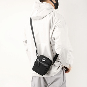 Sac bandoulière messager en nylon léger et imperméable, tendance, pour hommes et femmes, décontracté, avec une seule sangle d'épaule, idéal pour les voyages et les loisirs, avec logo. - Product Image 6