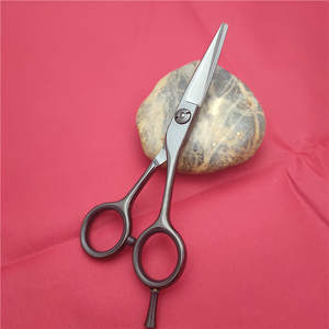 กรรไกรตัดผมมืออาชีพ 5 นิ้ว 440C สแตนเลสสตีล ใบมีดคม ด้ามจับสั้น สำหรับช่างทำผม - Product Image 4