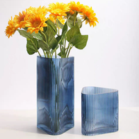 Vase Terrarium en Verre Texturé Fait Main Moderne pour Mariage et Décoration de Table, Transparent, 28cm, Bleu Côtelé, Décoration Triangulaire, Vente en Gros