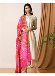 Ensemble Kurta Pantalon Dupatta en Rayonne Imprimé Doré, Tenue Ethnique Traditionnelle avec Dupatta Bandhej, Manches Courtes, Tenue de Fête Élégante - Product Image 2