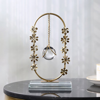 Ornement créatif en forme de couronne avec mini boule de cristal en fer Art Floral Ring Decor pour salon Home Accent