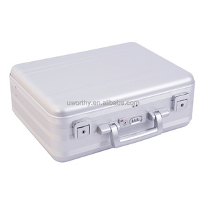 18 Inch Sáng Bóng Bạc Độn Bọt Cứng Nhôm Tùy Viên Trường Hợp Sang Trọng Máy Tính Xách Tay Cặp Combo Tsa Khóa Nhiệm Vụ Nặng Nề Bảo Vệ OEM - Product Image 3