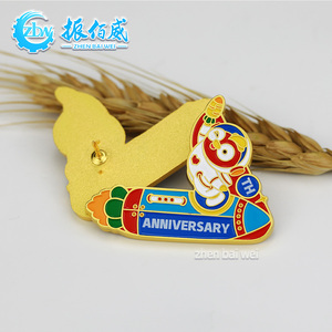 Fabricant chinois de broches en émail souple personnalisées en métal, motif personnage de dessin animé astronaute, broche de revers profilée en alliage de zinc avec logo d'entreprise - Product Image 3