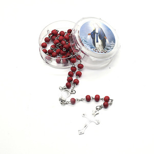 Collier chapelet en perles de bois parfumées à la rose, 6 mm, rouge, avec boîte et croix - Product Image 1