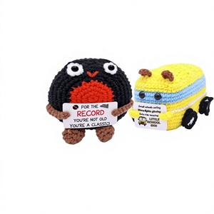 Poupées en laine au crochet avec des visages expressifs |   Décoration sur le thème des disques vinyles |   Ornements en laine tricotés à la main pour la voiture et la maison |   Cadeaux de Noël - Product Image 2