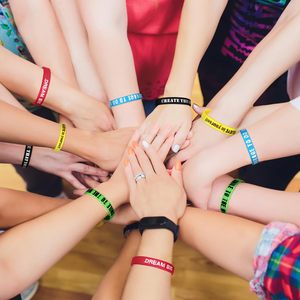 Bán Buôn Cá Nhân Quà Tặng Tùy Chỉnh Cao Su Silicone Thể Thao Đồ Trang Sức Nổi Dây Đeo Cổ Tay Mens Ban Nhạc Cổ Tay Vòng Đeo Tay Với Logo - Product Image 6