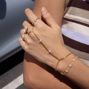 Bracciale da dito J&D in acciaio inossidabile placcato oro 18 carati, delicato quadrifoglio con zirconi bianchi, gioiello classico da donna. - Product Image 1