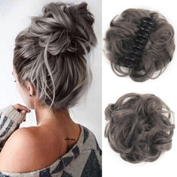 Venta al por mayor de extensiones de cabello sintético moño desordenado moño de pelo rizado ondulado Clip en garra moño Cola de Caballo postizos naturales para las mujeres