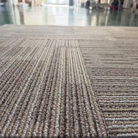 Dalles de moquette modulaires modernes en polypropylène 50x50cm, tapis de bureau commercial insonorisant avec support PVC rayé pour escaliers d'hôtel