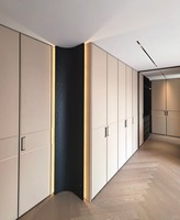 Armoire en cuir sur mesure |   Solution de placard silencieuse et écologique avec portes à fermeture douce et design de rangement intelligent