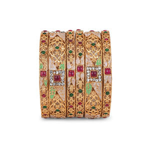 Brazalete de Metal de Estilo Tradicional Adornado con Múltiples Piedras Decorativas y un Vibrante Esmalte Meena con Detallado Trabajo de Patrones - Product Image 4