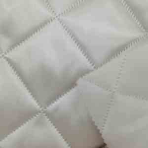 Tela de Satén Color <span class=keywords><strong>Beige</strong></span> al por Mayor, Tela de Poliéster 100% con Doble Cara y <span class=keywords><strong>Acolchado</strong></span> Ultrasónico de Diamantes para Forro de Ropa y Decoración - Product Image 1