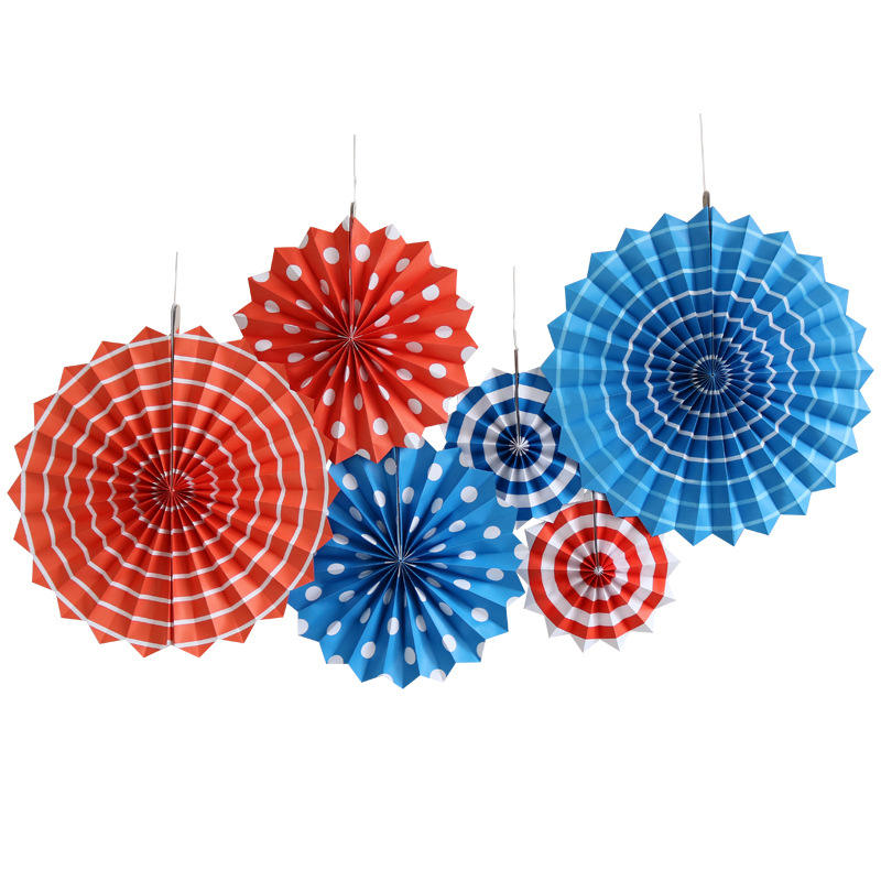 Flor de abanico de papel con lunares rojos y azules.