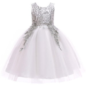 Abito da festa per bambina 2020, decorazioni con applicazioni dorate, colore bianco, abito elegante per bambina, design per vestito da bambina. - Product Image 1