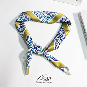 Bufanda de poliéster cuadrada pequeña de estilo retro de lujo para mujer Estampados florales elegantes que bloquean el color para el otoño - Product Image 2