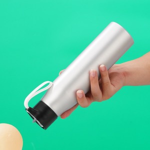 Bouteille d'eau en aluminium sport personnalisable de 700 ml, recyclée, avec bouchon à vis et poignée en silicone, légère, sans BPA - Product Image 6