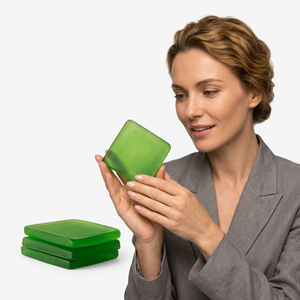Juego de Posavasos Cuadrados de Resina Verde, Antideslizantes, Modernos, para Decoración de Mesa - Product Image 1