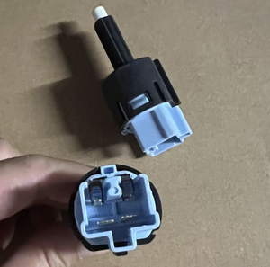 OEM 8614a183 NEW Nhựa tín hiệu lần lượt Mitsubishi Outlander EX GS grandigo màu xanh Pajero v73v93 phanh chuyển đổi ánh sáng chân phanh chuyển đổi - Product Image 2