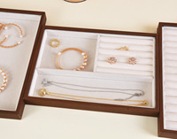 Plateau de présentation de bijoux en bois de noyer avec coussinets pour bagues et insert en velours beige, 24 compartiments pour boucles d'oreilles, pour comptoir de boutique, Chine