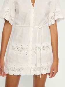 Mini robe blanche élégante Boho avec décolleté découpé <span class=keywords><strong>à</strong></span> imprimé floral <span class=keywords><strong>et</strong></span> jupe plissée <span class=keywords><strong>à</strong></span> la taille <span class=keywords><strong>à</strong></span> lacets pour robe de soirée en lin - Product Image 4